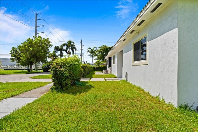 Building Photo - 580 Lee Dr