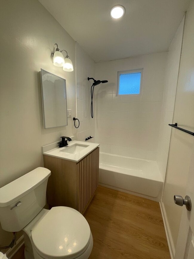 Building Photo - Beautifully Upgraded 3bed 2 bath Front House