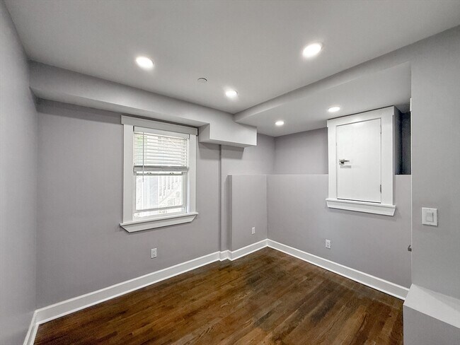 Building Photo - 468 Salem St