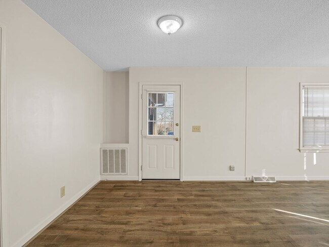 Building Photo - 400A Taylor Rd