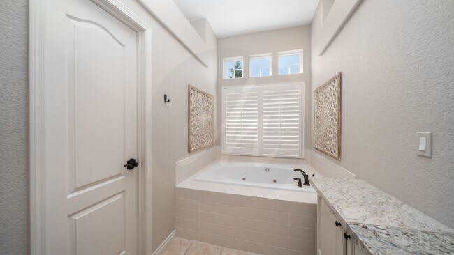 Building Photo - Gorgeous Rancher Located in University Bluffs