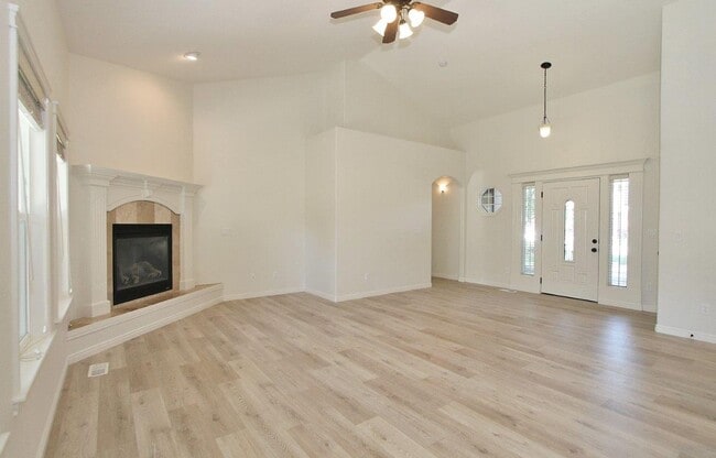 Building Photo - Stunning Home w/Open Floor-plan