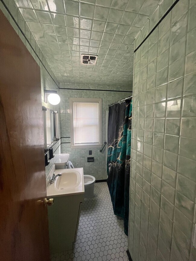 Building Photo - 3 Bedroom Home with In-Law Suite Available Near Rochester General