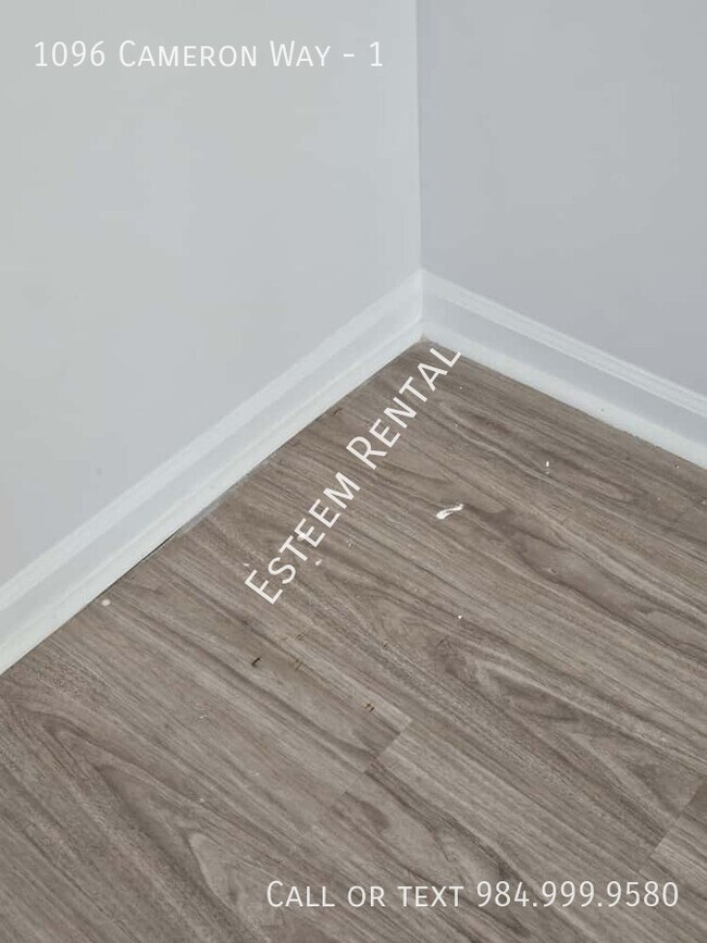 Building Photo - 1096 Cameron Wy