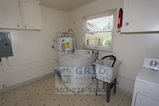 Building Photo - Beautiful, Spacious 3 Bedroom - Foster-Powell Neighborhood