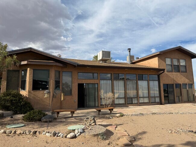 Building Photo - 675 Camino Arco Iris