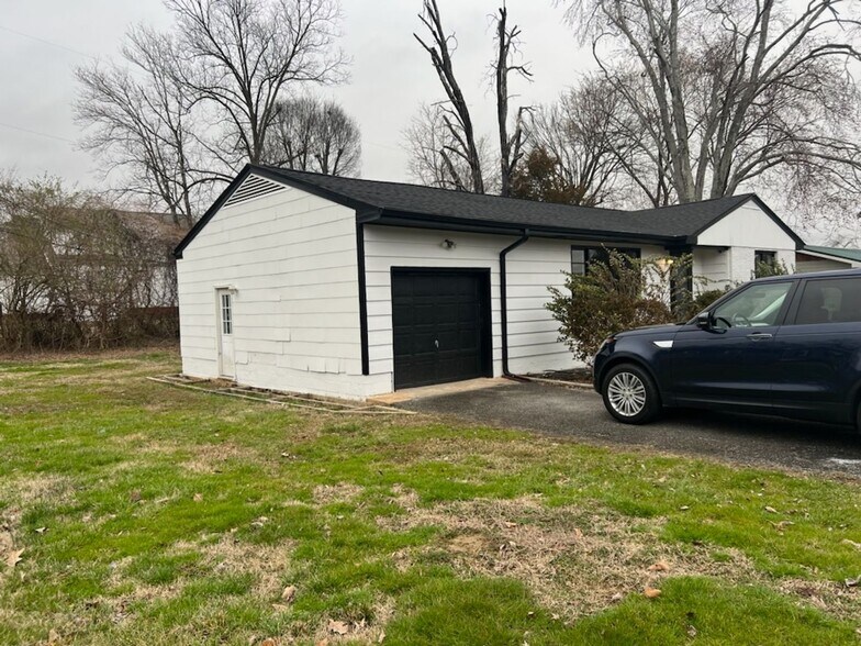 Building Photo - 1027 Floyd Dr
