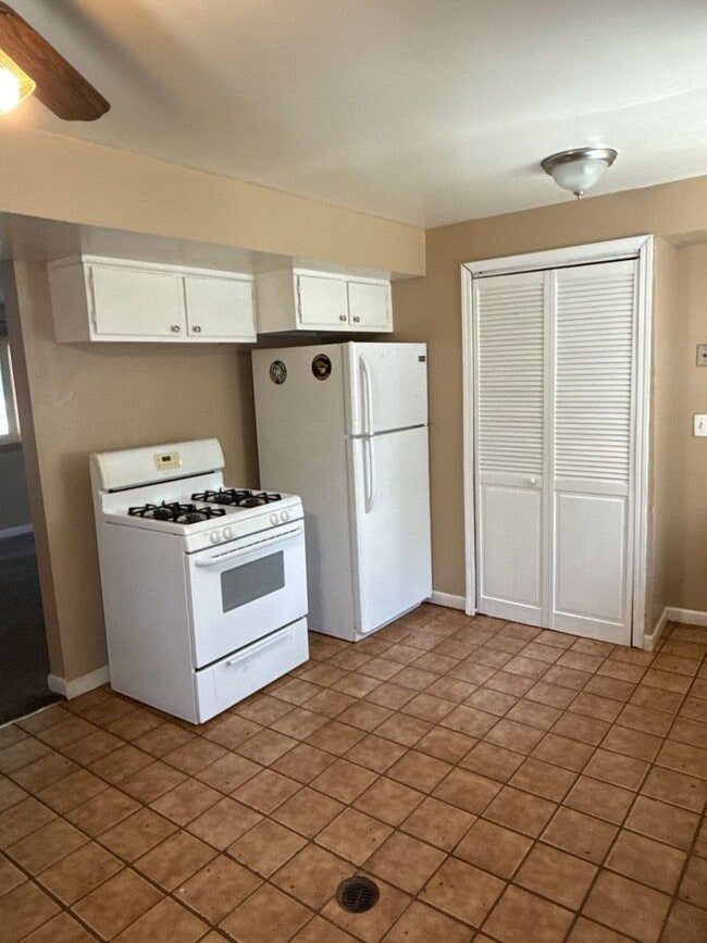 Building Photo - 4 Bedroom home in Clinton Township