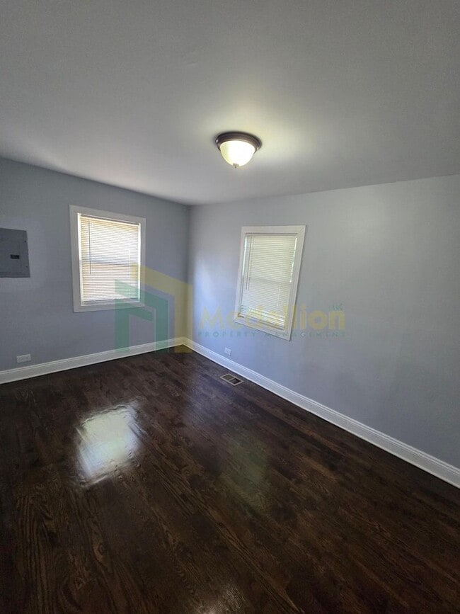 Building Photo - Beautifully Renovated 3 Bedroom / 1 Bathro...