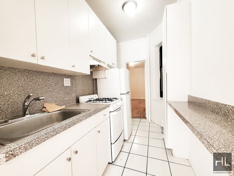 Building Photo - 2 AVENUE