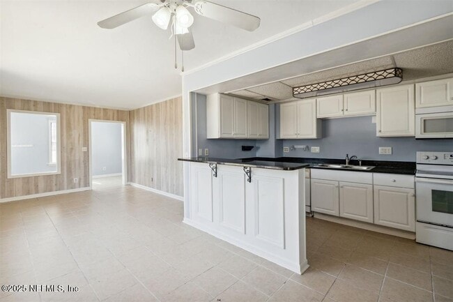 Building Photo - 2337 S Fletcher Ave