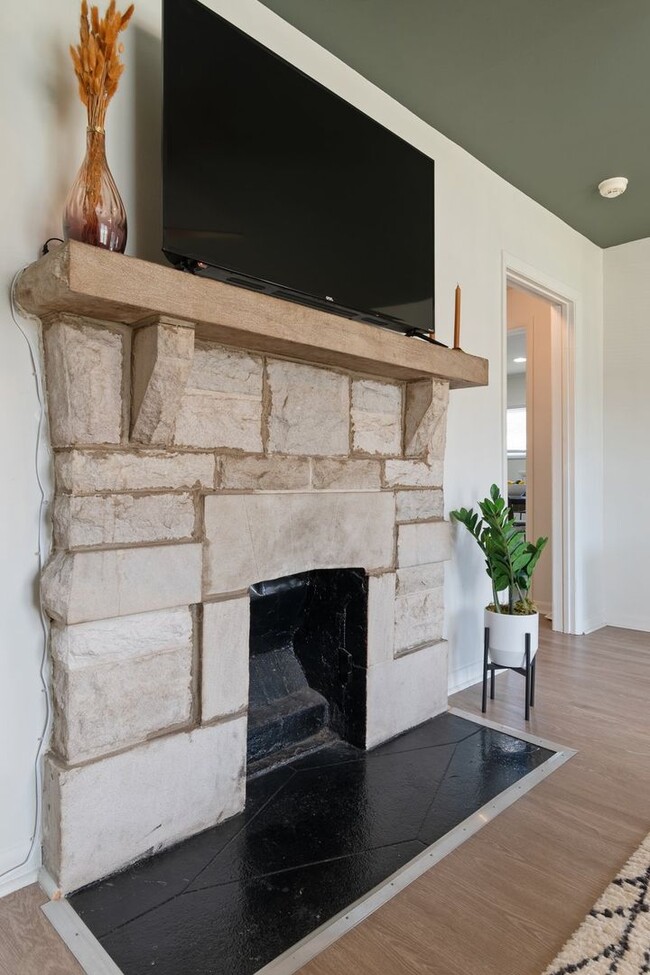 Building Photo - 2 Bed/ 1 Bath Cottage in Charlotte Park, Fenced Yard and Pet Friendly