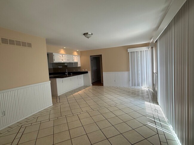 Building Photo - 2851 Garden Dr