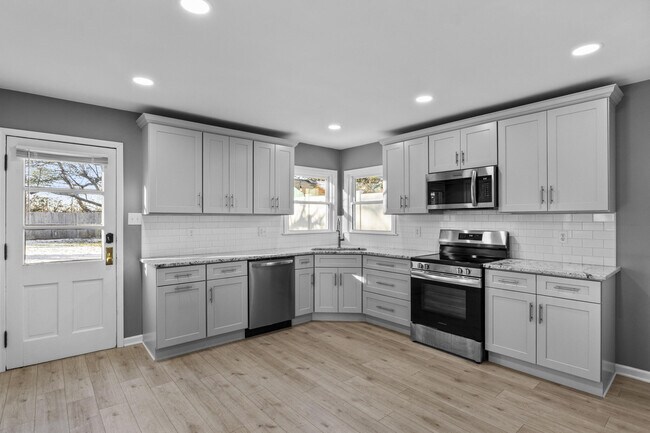 Building Photo - 143 E Lowry Ln