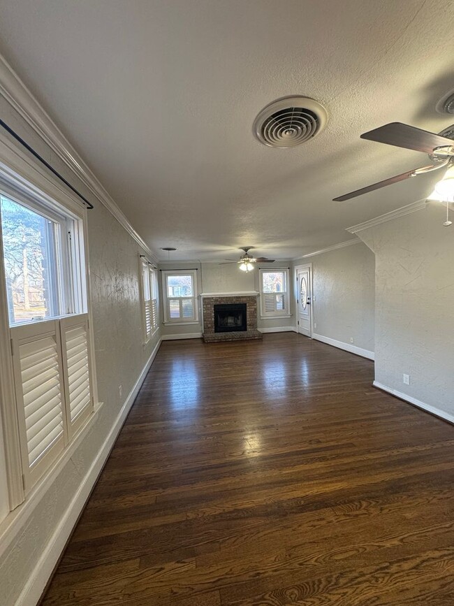 Building Photo - Located in Wolfin!!!! 3 bedrooms plus stud...