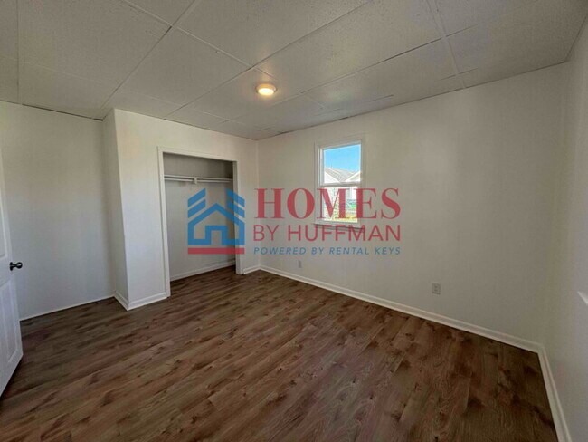 Building Photo - Three Bedroom House | Move in Special