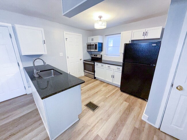 Building Photo - Elegant 3-Bedroom Home with Designer Finishes & Private Backyard!