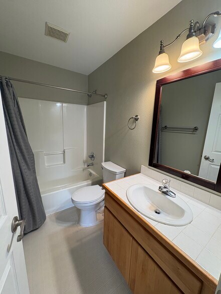 en suite bathroom - 321 N Mason St