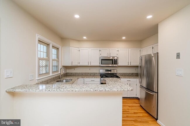 Building Photo - 1275 Quaker Hill Dr