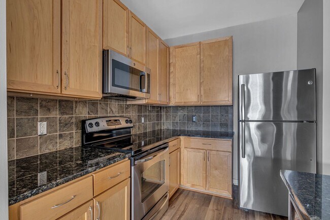 Building Photo - Awesome 1BE/1BA Condo in the heart of West End!