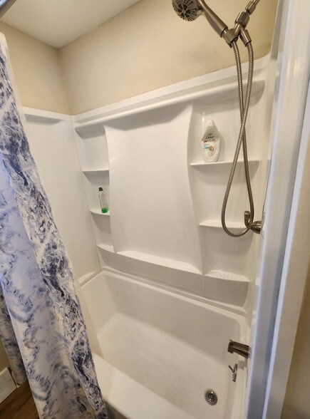 Building Photo - Room in House on Edith Ave