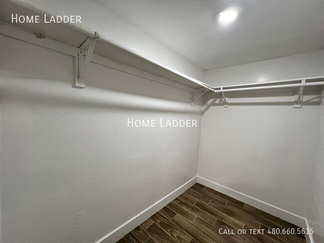 Building Photo - 415 S Lesueur-