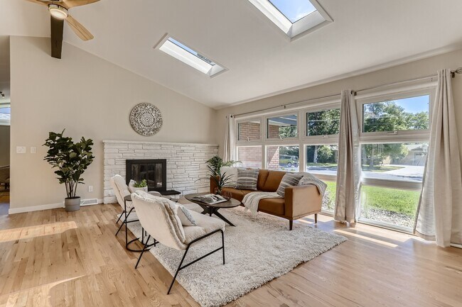 Building Photo - 2565 Teller St