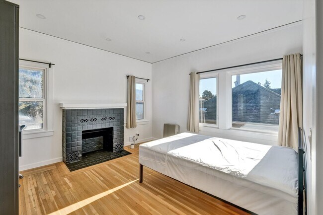 Building Photo - Furnished 3-Bedroom Apartment for 5 – Shar...