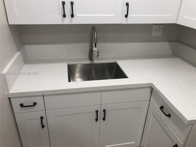 Building Photo - 200 S Birch Rd