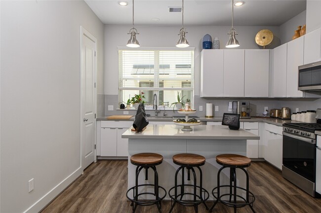 Building Photo - 1274 N Post Oak Rd