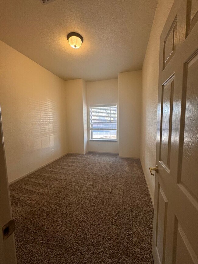 Building Photo - Adorable Towhhome Located off Foothills