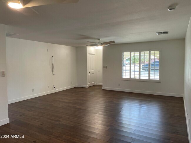 Building Photo - 4322 W Sandra Cir