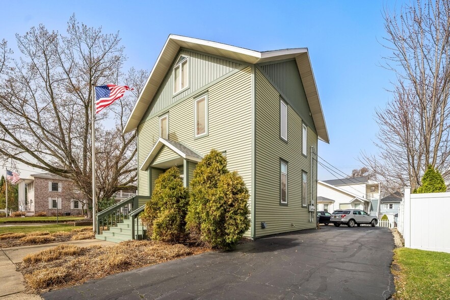 Building Photo - 720 Main St