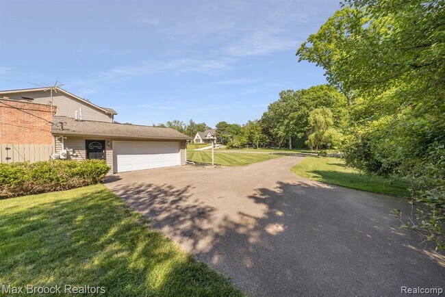 Building Photo - 6096 Darramoor Rd