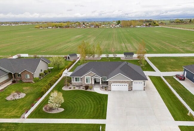 Building Photo - Beautiful Custom Home