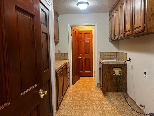 Building Photo - MORGAN HILL Expansive 6 bedroom, 4.5 bathroom home