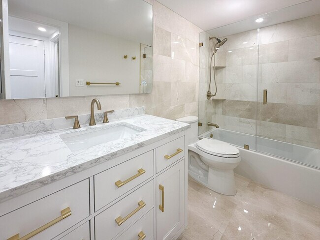 Building Photo - 4800 Bayview Dr