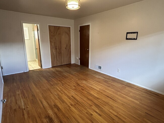 Building Photo - 2712 Palomas Dr NE