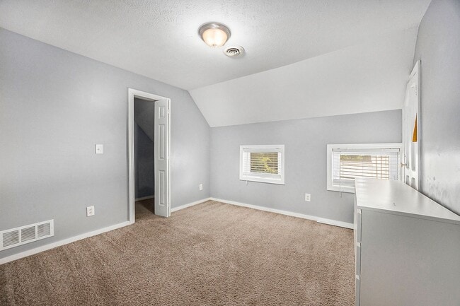 Building Photo - Spacious 5BR/2.5BA in Creston with Garage & Fenced Backyard
