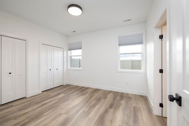 Building Photo - 4607 Pine Crest Dr