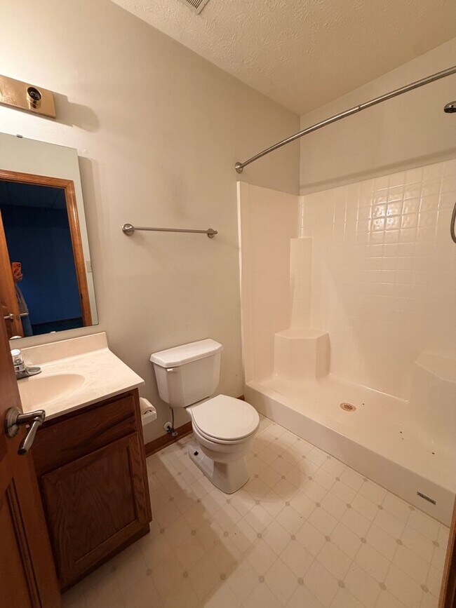 Building Photo - 705 Hummingbird Ln
