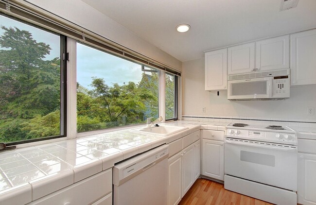 Building Photo - Bright Loft Condo with Stunning Columbia River Views