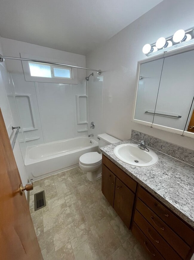 Building Photo - Great Pet Friendly Two Bedroom Duplex in Lebanon!