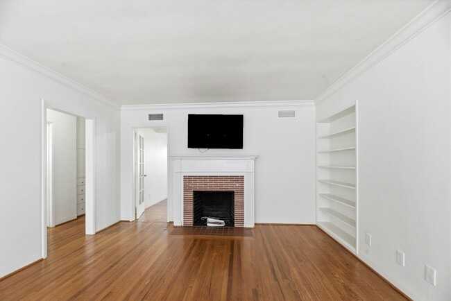 Building Photo - 7005 Draper Ave