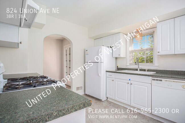 Building Photo - Available Now | 3 Bedroom 1 Bath Single Fa...