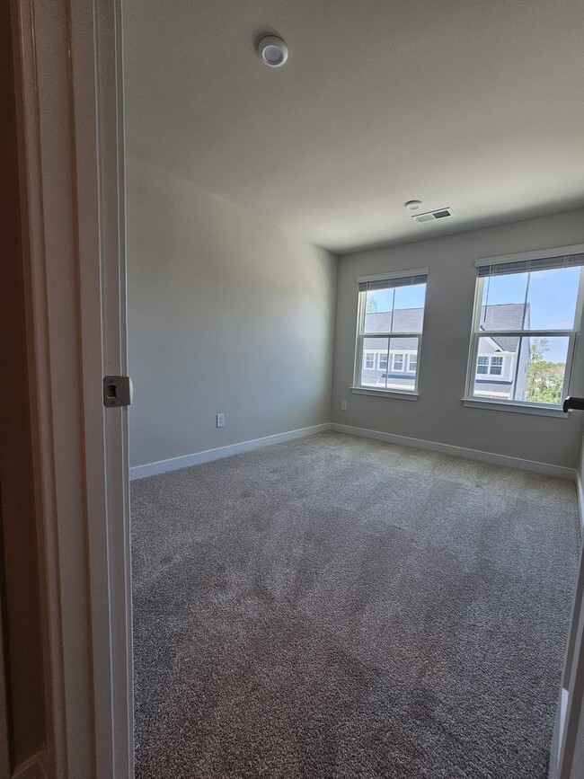 Building Photo - 336 Lograto Ln