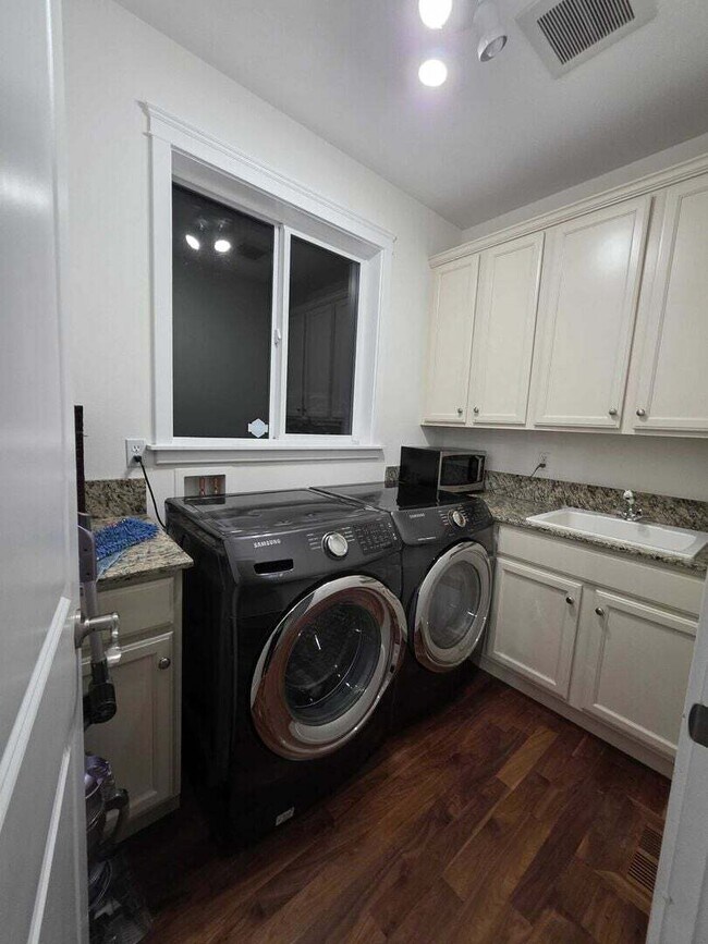 Building Photo - 4812 Beaver Pond Dr S