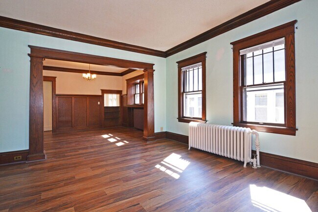 Building Photo - Spacious 2-Bedroom Unit in Minneapolis - Great Location!