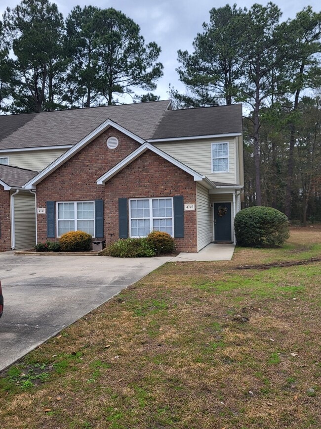 Building Photo - "Charming 2-Bedroom Townhouse on Skillmast...