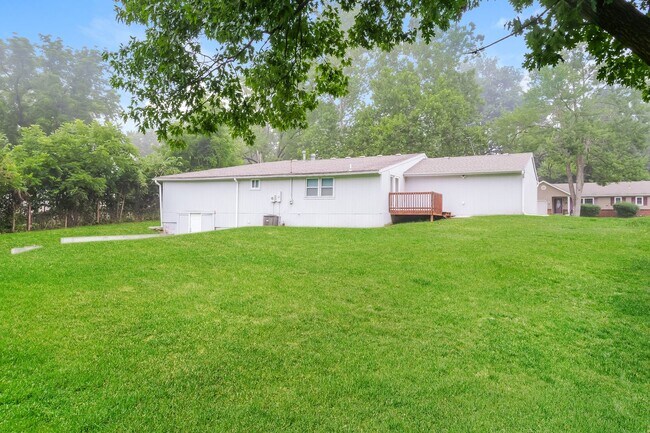 Building Photo - 3 BR / 2.5BA | Updated Single Family Home | 2-Car Garage Parking | Private backyard!